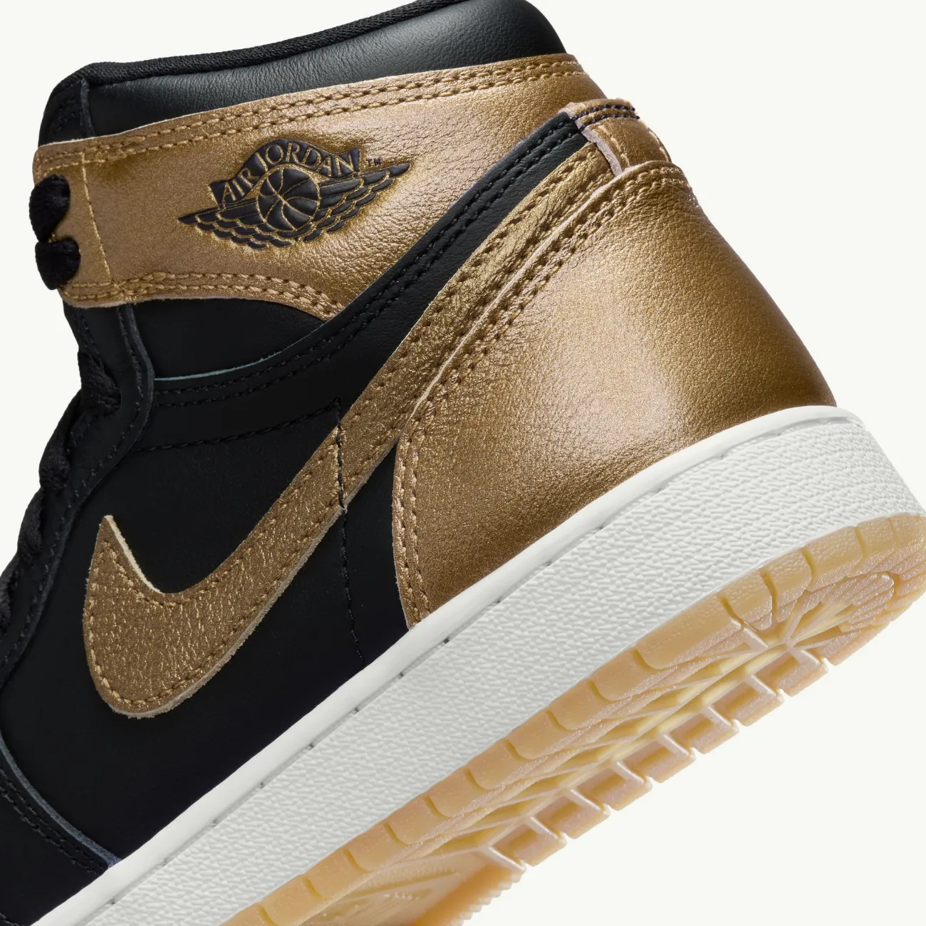 Grade School Air Jordan 1 Retro High OG - 'Metallic Gold'