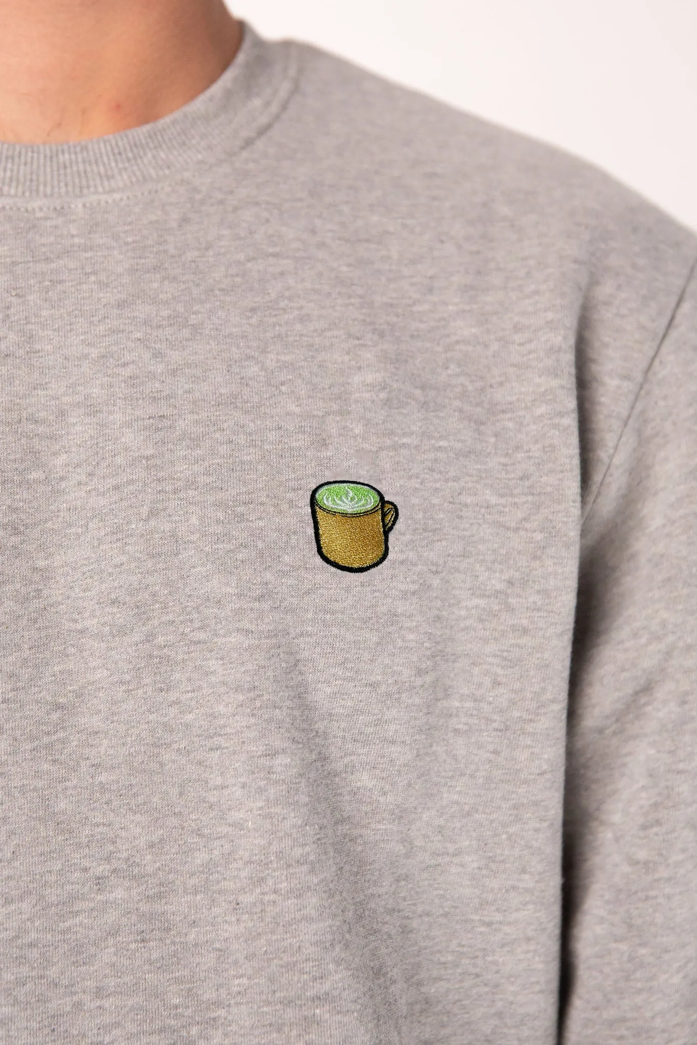 Matcha Latte | Bestickter Bio-Baumwoll Männer Pullover